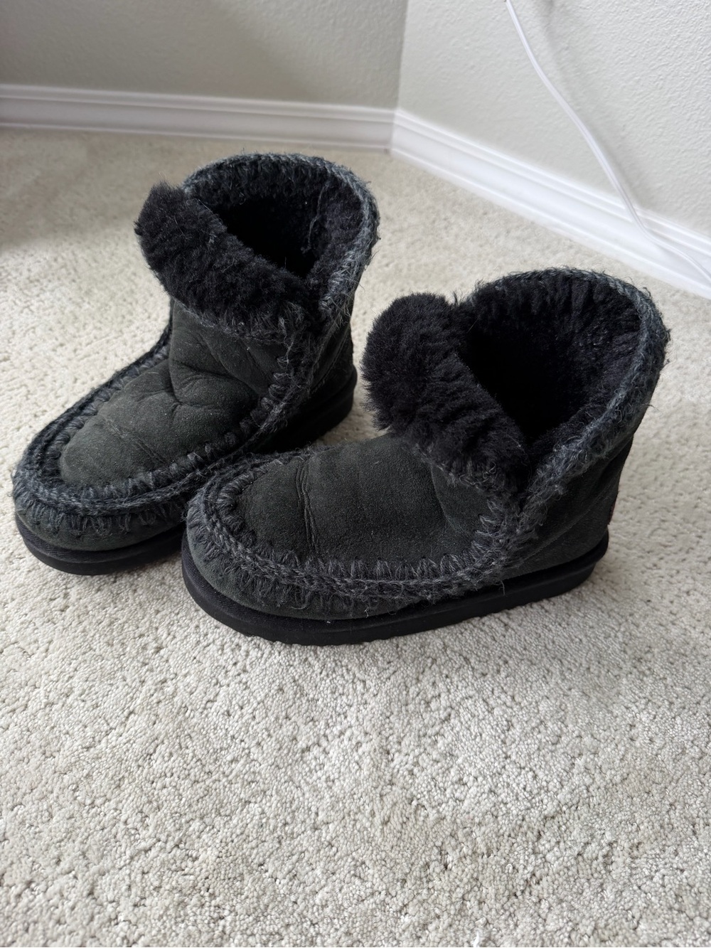 MOU Black Suede Shearling Ankle Boots sz7
